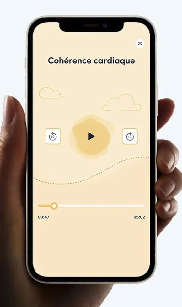 Audio player for a "Cohérence cardiaque" breathing session, with a soft animated play button, clouds and a progress bar.